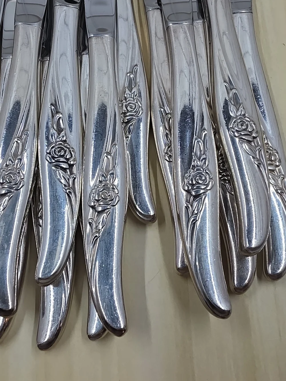 Oneida Rose Song Serrated Steak Knuves Set Of 16 Hollow Rogers Silverplate